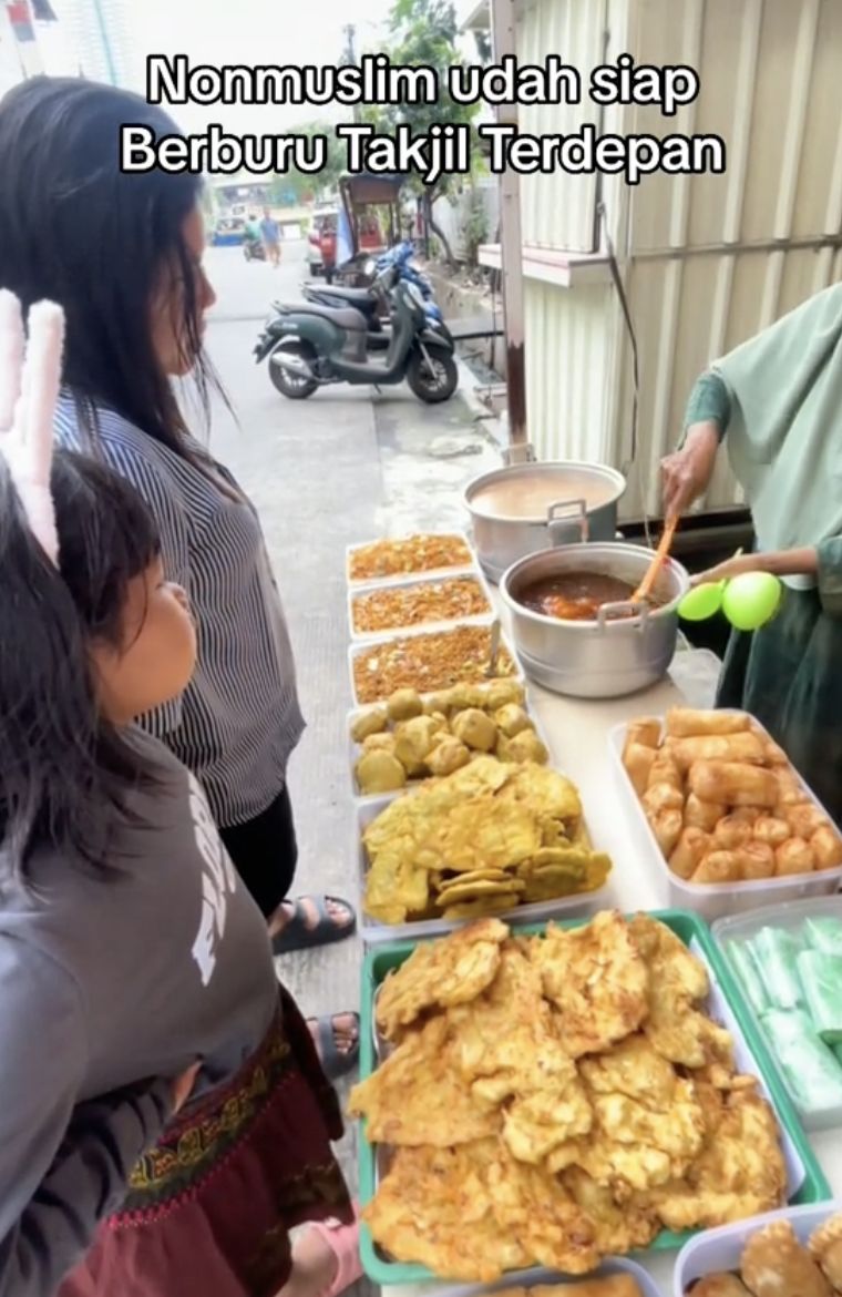 5 Momen Viral Selebgram Nonis Ikut Berburu Takjil, Niat Banget!