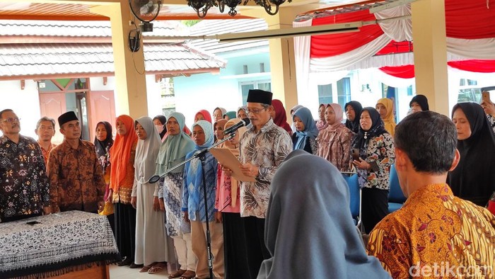 53 warga Patuk, Gunungkidul, saat mendeklarasikan diri untuk mundur sebagai penerima bantuan PKH, Kamis (21/3/2024).