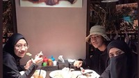 Momen kuliner Abidzar kali ini tak hanya bersama Umi Pipik saja, tetapi juga bersama sang kakak, Adiba Khanza. Merek makan di restoran steak. Foto: Instagram @abidzar73