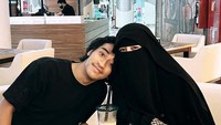 Ini kedekatan Abidzar dengan Umi Pipik. Mereka tengah asyik menikmati kuliner. Umi Pipik menikmati hidangan berkuah dan Abidzar memesan lontong. Foto: Instagram @abidzar73