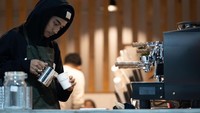 Begini gaya Abidzar ketika menjadi barista di kafe miliknya. Kafenya tersebut sering mengadakan karaoke malam dan Abidzar pun kerap hadir. Foto: Instagram @abidzar73