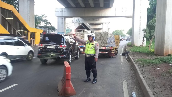 Ada Truk Patah As Roda di Jalan MT Haryono, Lalin Arah Pancoran Macet
