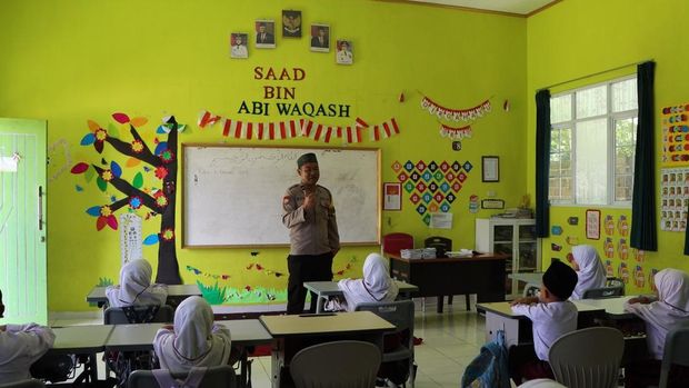 Aipda Minanto mendirikan SD dan SMP di Kabupaten Way Kanan.