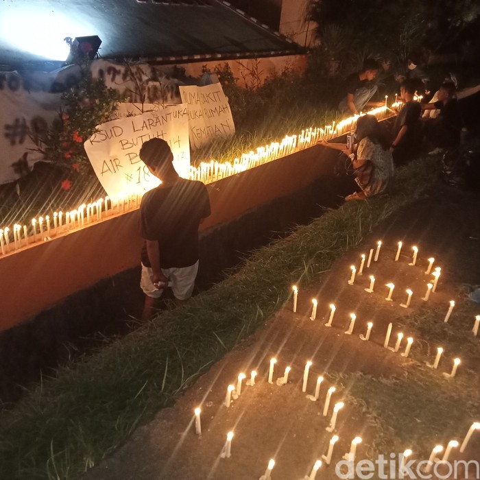 Aksi seribu lilin untuk kematian janggal ibu dan bayi di depan Kantor Bupati Flores Timur, NTT, Kamis (21/2/2024). (Yurgo Purab/detikBali)