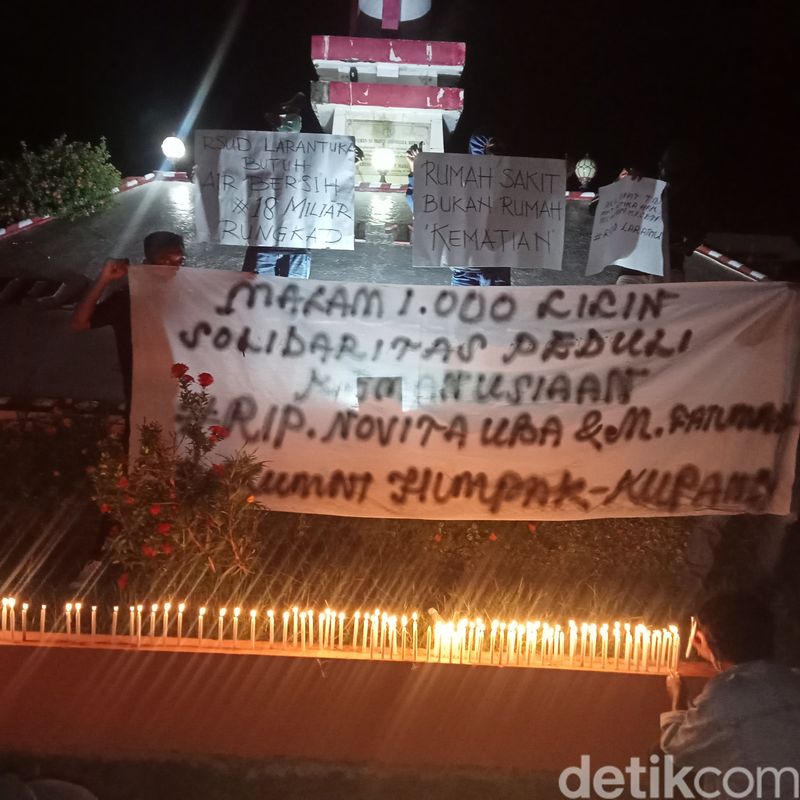 Aksi seribu lilin untuk kematian janggal ibu dan bayi di depan Kantor Bupati Flores Timur, NTT, Kamis (21/2/2024). (Yurgo Purab/detikBali)