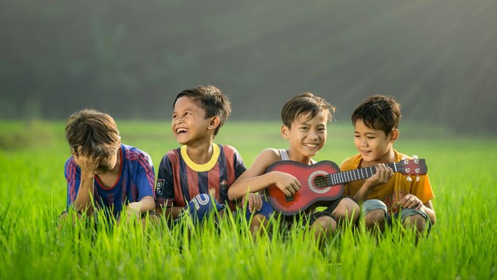 Ilustrasi anak-anak sedang bernyanyi.