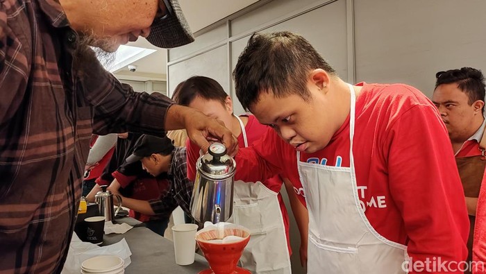 Anak berkebutuhan khusus diajak menyeduh kopi saat peringati Hari Down Syndrome Sedunia di Surabaya