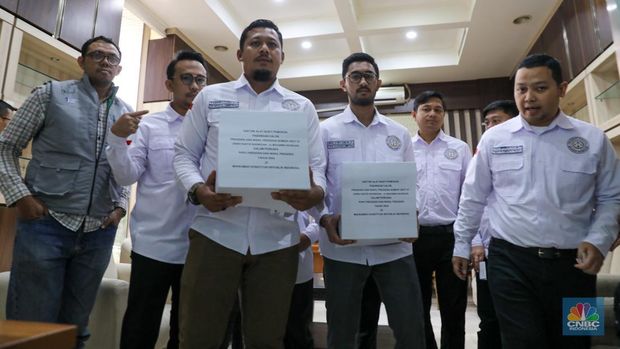 Anggota Tim Hukum Nasional pasangan calon presiden Anies Baswedan-Muhaimin Iskandar mendaftarkan gugatan sengketa Perselisihan Hasil Pemilihan Umum (PHPU) Presiden dan Wakil Presiden 2024 di Gedung Mahkamah Konstitusi (MK), Jakarta, Kamis (21/3/2024). (CNBC Indonesia/Faisal Rahman)
