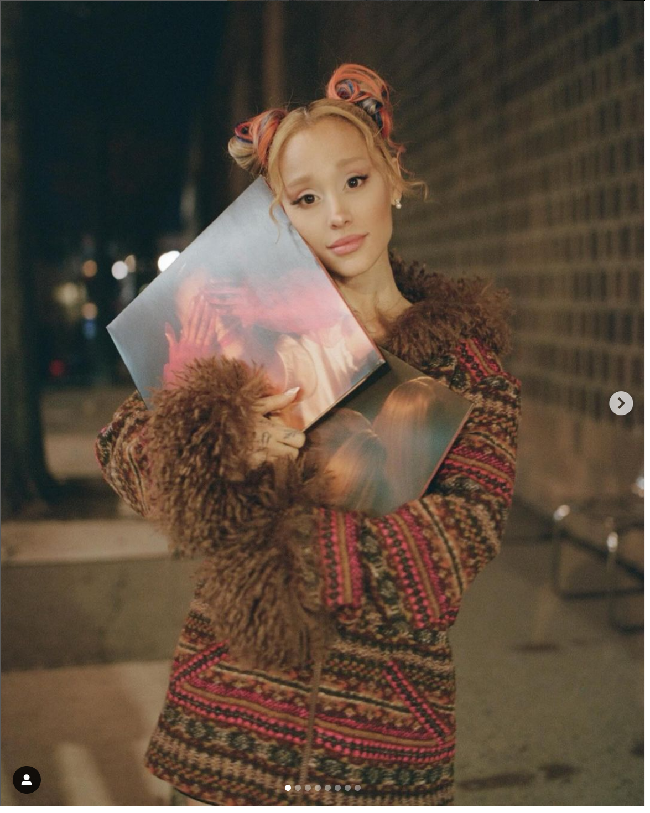 Ariana Grande kembali membuat gebrakan di dunia musik dengan album barunya Eternal Sunshine yang dirilis pada 8 Maret 2024. Sederet single dalam album tersebut langsung mencuri perhatian penikmat musik hingga mampu menguasai tangga lagu Billboard. Foto: Dok. YouTube/Instagram Ariana Grande