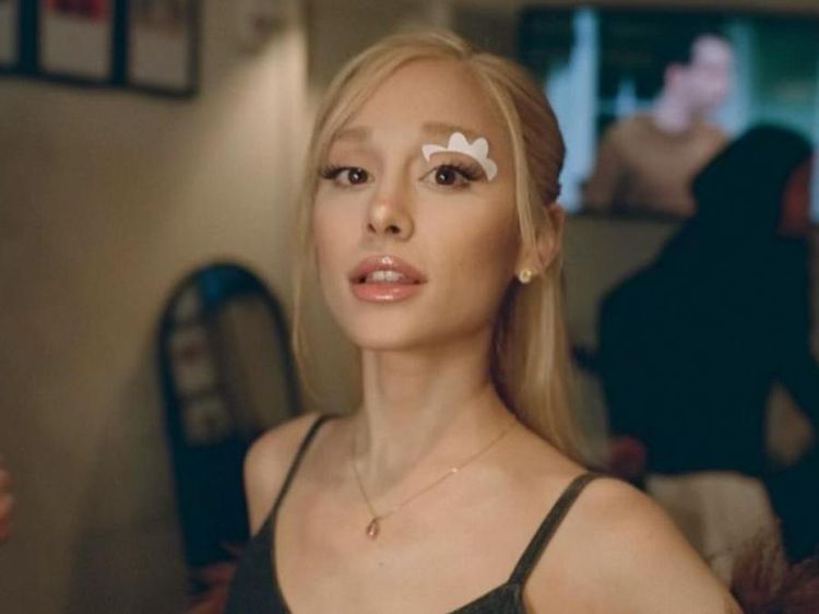 8 Foto Ariana Grande di Video We Cant Be Friends yang Viral Bikin Baper