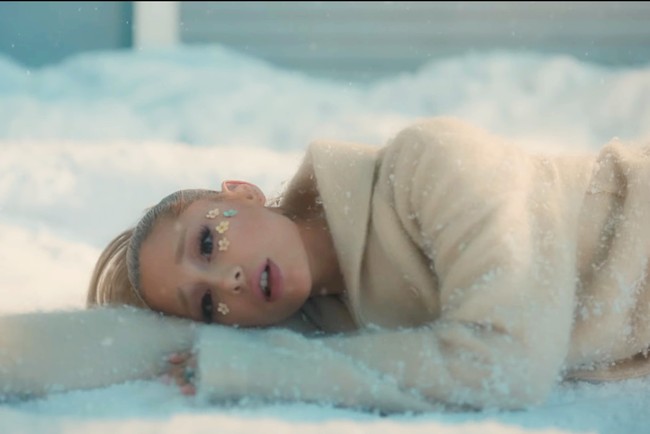 Video musik We Can’t Be Friends sukses mencuri perhatian karena beberapa adegan dibuat dengan mereka ulang adegan di film Eternal Sunshine of the Spotless Mind. Foto: Dok. YouTube Ariana Grande