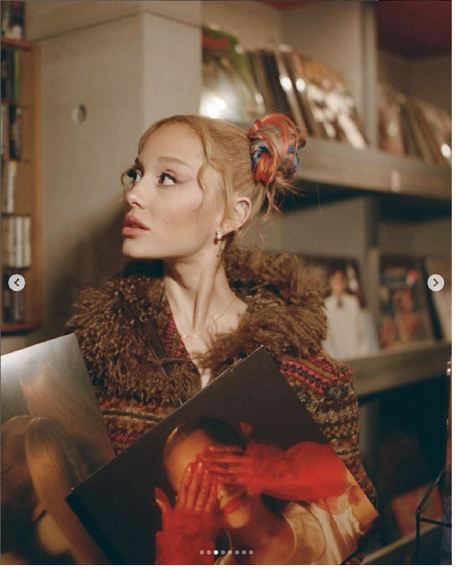 We Can’t Be Friends merupakan single kedua dari album studio ketujuh Ariana Grande, Eternal Sunshine. Lagu ini ditulis dan diproduksi oleh Grande, Max Martin, dan Ilya Salmanzadeh. Foto: Dok. YouTube/Instagram Ariana Grande