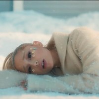 Video musik We Can’t Be Friends sukses mencuri perhatian karena beberapa adegan dibuat dengan mereka ulang adegan di film Eternal Sunshine of the Spotless Mind. Foto: Dok. YouTube Ariana Grande