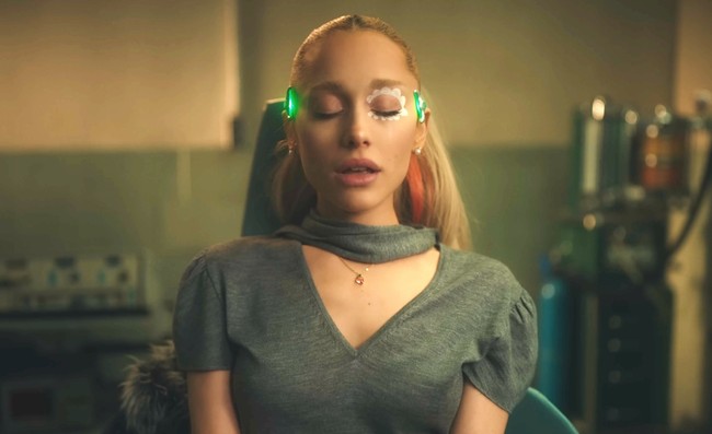 Dalam video musik We Can’t Be Friends, Ariana Grande dikisahkan memerankan wanita bernama Peaches. Dia beradu akting dengan aktor Evan Peters yang memerankan mantan kekasihnya. Foto: Dok. YouTube Ariana Grande