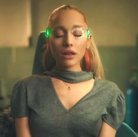 Dalam video musik We Can’t Be Friends, Ariana Grande dikisahkan memerankan wanita bernama Peaches. Dia beradu akting dengan aktor Evan Peters yang memerankan mantan kekasihnya. Foto: Dok. YouTube Ariana Grande