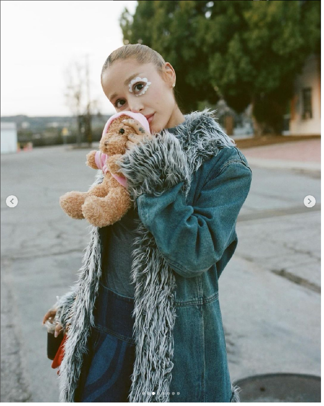 Penampilan Ariana Grande di video musik We Can’t Be Friends juga mencuri atensi karena tampil dengan makeup mata yang unik. Ariana menggambar bunga di area mata kirinya. Foto: Dok. YouTube/Instagram Ariana Grande