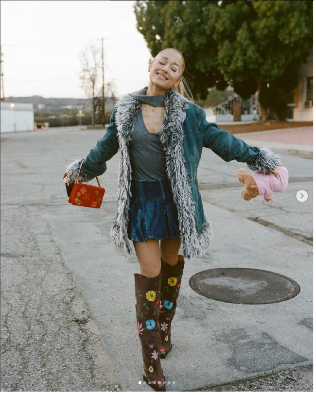 Gaya makeup mata Ariana Grande di video We Can’t Be Friends ini viral dan banyak dibuat ulang di media sosial oleh kreator konten makeup. Foto: Dok. YouTube/Instagram Ariana Grande