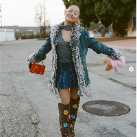 Gaya makeup mata Ariana Grande di video We Can’t Be Friends ini viral dan banyak dibuat ulang di media sosial oleh kreator konten makeup. Foto: Dok. YouTube/Instagram Ariana Grande