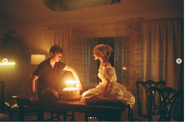 Makna dari lirik lagu We Can’t Be Friends yang bikin netizen baper adalah menggambarkan kehancuran sebuah hubungan dengan harapan mantan kekasih akan kembali dan jatuh cinta lagi. Foto: Dok. YouTube/Instagram Ariana Grande