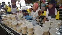 Tetapi bubur lambuk tidak hanya tentang rasa yang lezat, itu juga tentang berbagi kebaikan dengan sesama. Di Masjid Kampung Baru, setelah salat Asar, bubur lambuk dibagikan secara gratis kepada warga masyarakat setempat. Inilah yang membuat tradisi ini begitu istimewa, karena ia tidak hanya menghidupkan rasa lapar, tetapi juga hati yang lapang.  