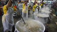 Setiap tahun, saat bulan Ramadan tiba, aroma harum rempah-rempah dan santan mulai mengisi udara di sepanjang jalanan Kuala Lumpur, Malaysia. Itu adalah tanda bahwa bubur lambuk, hidangan ikonik Ramadan, telah kembali lagi untuk perayaan bulan suci bagi umat Islam.  