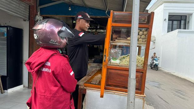Penjual Bakso Jangkung Bertahan di Harga Rp 10 Ribu Semangkok, Intip Omzetnya