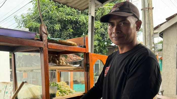 Penjual Bakso Jangkung Bertahan di Harga Rp 10 Ribu Semangkok, Intip Omzetnya