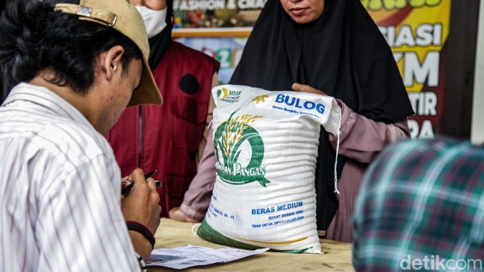 Warga mengantre untuk menerima bantuan pangan di kantor Kelurahan Pondok Petir, Kota Depok, Jawa Barat, Kamis (21/3/2024).