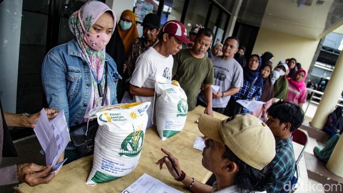Warga mengantre untuk menerima bantuan pangan di kantor Kelurahan Pondok Petir, Kota Depok, Jawa Barat, Kamis (21/3/2024).