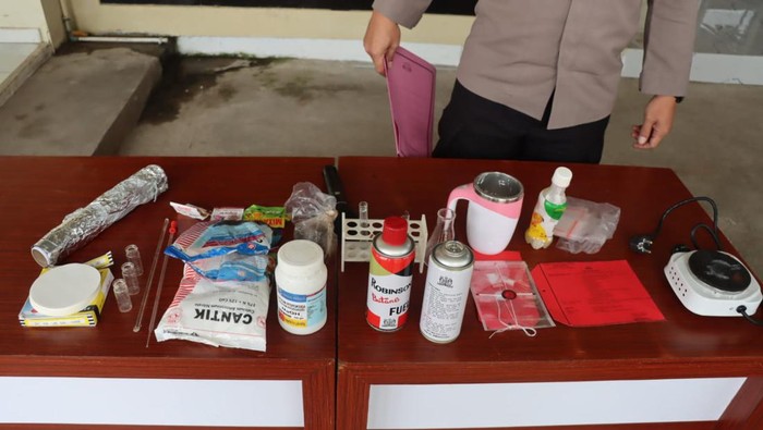 Barang bukti pembuatan sabu yang diamankan polisi dari rumah pelaku Frans di Lampung Timur.a