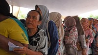 Bazar yang digelar Pemda setempat itu bertujuan meringankan beban ekonomi warga, stabilisasi harga-harga kebutuhan pokok, sekaligus menahan laju inflasi. 