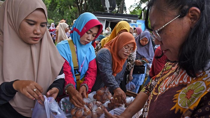 Bazar gerakan pangan murah di Banten Warga menunjukkan kupon saat antre untuk membeli bahan kebutuhan pokok di area bazar Gerakan Pangan Murah (GPM) di Alun-alun Kota Serang, Banten, Kamis (21/3/2024). Bazar yang digelar Pemda setempat itu bertujuan meringankan beban ekonomi warga, stabilisasi harga-harga kebutuhan pokok, sekaligus menahan laju inflasi. ANTARA FOTO/Asep Fathulrahman/Spt.