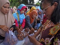 Emak-emak Serbu Bazar Pangan Murah di Banten, Ini Potretnya