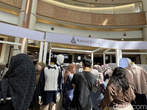 Bazar Glamlocal menawarkan beragam koleksi hijab, busana muslim hingga sarimbit dengan potongan harga yang menarik di Summarecon Mall Bekasi, mulai dari tanggal 20 Maret hingga 24 Maret 2024