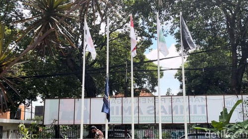 Bendera NasDem di Markas Timnas AMIN sempat diturun oleh pria yang mengaku sebagai relawan. (Annisa/detikcom)