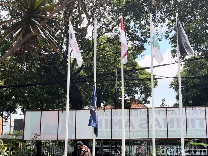 Bendera NasDem di Markas Timnas AMIN sempat diturun oleh pria yang mengaku sebagai relawan. (Annisa/detikcom)