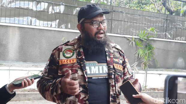 Bendera NasDem di Markas Timnas AMIN sempat diturun oleh pria yang mengaku sebagai relawan. (Annisa/detikcom)