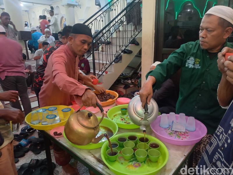 Berbuka puasa dengan kopi rempah di Masjid Jami Assegraf Solo, Kamis (21/3/2024).