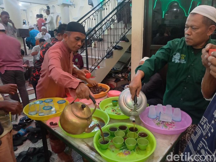 Berbuka puasa dengan kopi rempah di Masjid Jami Assegraf Solo, Kamis (21/3/2024).