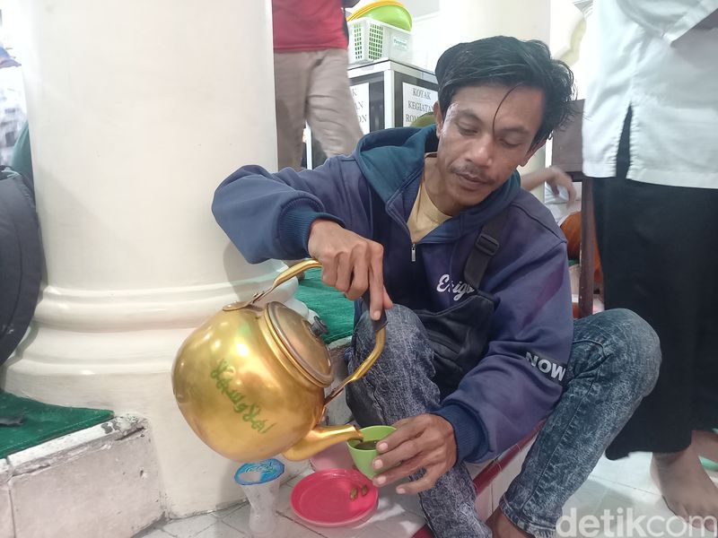 Berbuka puasa dengan kopi rempah di Masjid Jami Assegraf Solo, Kamis (21/3/2024).