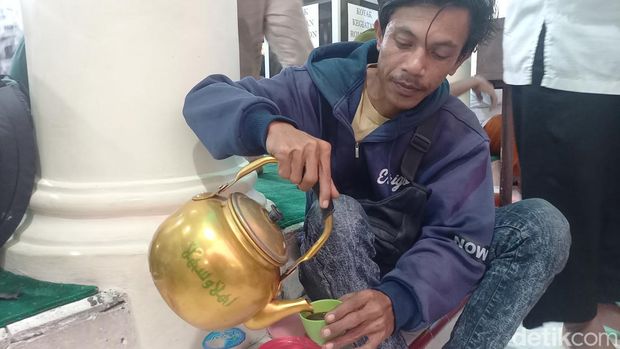 Berbuka puasa dengan kopi rempah di Masjid Jami Assegraf Solo, Kamis (21/3/2024).