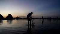 Sebelum menangkap nyale, dilakukan ritual Sangkep Warige, yaitu musyawarah yang diikuti oleh tokoh budaya, tokoh adat, dan tokoh agama yang bertujuan untuk menentukan waktu pelaksanaan puncak tradisi Bau Nyale yang merupakan hari baik. Dari hasil musyawarah itu diperkirakan Tanggal 20 bulan 10 dalam penanggalan Suku Sasak sebagai waktu keluarnya nyale. 