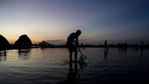 Warga dan wisatawan mencari nyale (cacing laut warna-warni) pada Festival Pesona Bau Nyale 2024 di Pantai Seger Kawasan Ekonomi Khusus (KEK) Mandalika, Kuta, Praya, Lombok Tengah, NTB.