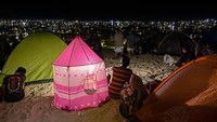 Beberapa bahkan ada yang memilih untuk menginap di sana. Mereka datang dari berbagai wilayah Pulau Lombok dengan membawa peralatan seperti lampu, serok, dan ember.  
