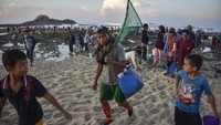 Proses menangkap nyale tidak hanya di pinggir pantai, tetapi hingga ke tengah saat laut sedang surut. Nyale akan muncul dan warga kemudian beramai-ramai menangkapnya dengan tangan atau serokan. Masyarakat meyakini apabila nyale banyak yang keluar menandakan pertanian berhasil. Mereka akan membuang daun bekas pembungkus nyale ke sawah dengan harapan agar hasil tanaman padi dapat melimpah ruah. 