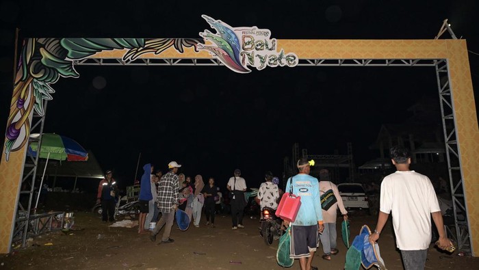 Berburu cacing jelmaan Putri Mandalika Warga dan wisatawan mencari nyale (cacing laut warna-warni) pada Festival Pesona Bau Nyale 2024 di Pantai Seger Kawasan Ekonomi Khusus (KEK) Mandalika, Kuta, Praya, Lombok Tengah, NTB.