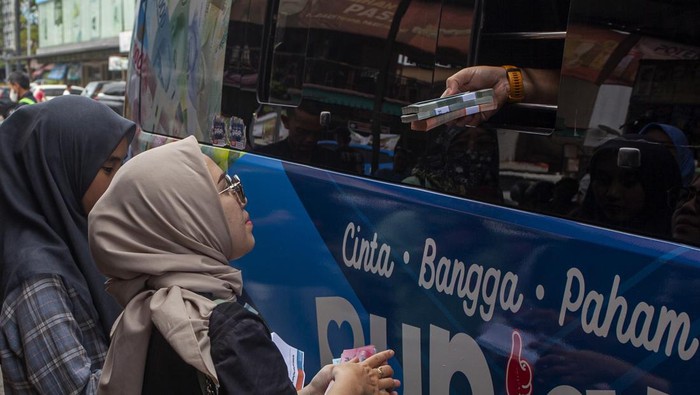 BI Kepri Siapkan Rp 2 Triliun buat Penukaran Uang Rupiah Warga menerima uang rupiah pecahan kecil saat penukaran uang pada mobil kas keliling Bank Indonesia (BI) di Batam, Kepulauan Riau, Kamis (21/3/2024). BI Perwakilan Provinsi Kepulauan Riau (Kepri) meluncurkan kegiatan Semarak Rupiah Ramadhan dan Berkah Idul Fitri (Serambi) 2024 dengan menyediakan uang rupiah sebesar Rp2 triliun untuk memberi kemudahan bagi masyarakat dalam menukarkan uang baru. ANTARA FOTO/Teguh Prihatna/Spt.