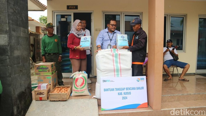 BRI turun membantu warga yang terdampak banjir di pengungsian Getas Pejaten Kudus, Kamis (21/3/2024).