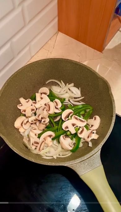 Bryan Domani masak tumisan daging