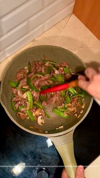 Bryan Domani masak tumisan daging